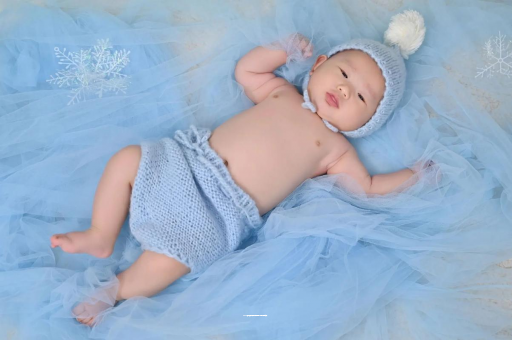 贺州宝宝睡迷糊了才肯吃奶 贺州宝宝睡迷糊了才肯吃奶